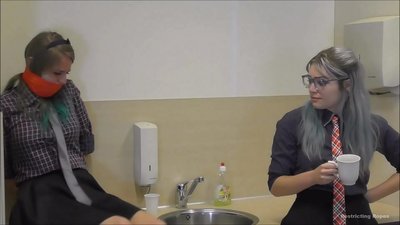 আসক্ত / বেঁধে রাখা এবং স্তব্ধ / কষ্টে মহিলা